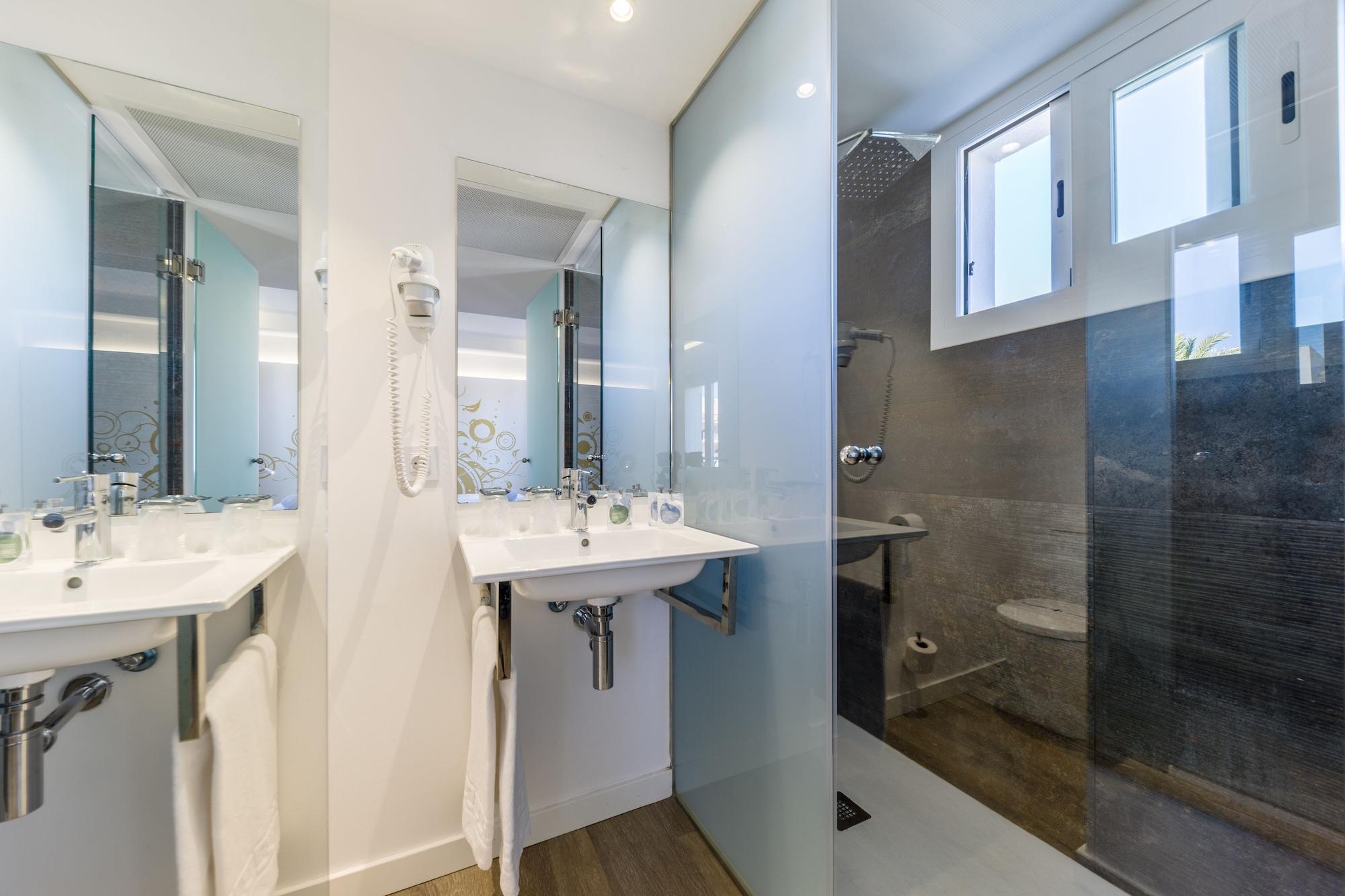 Welikehotel Triton Beach (Adults Only) Cala Ratjada  Exteriör bild
